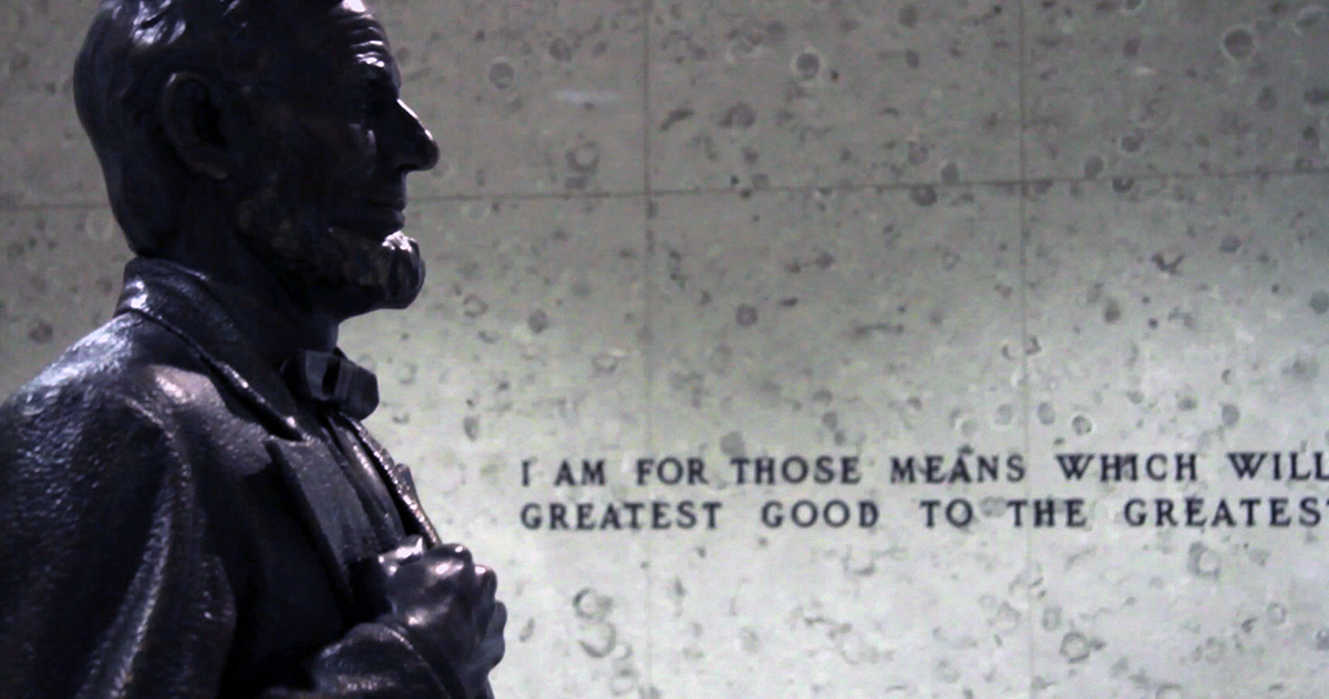 side angle of a statue of abraham lincoln